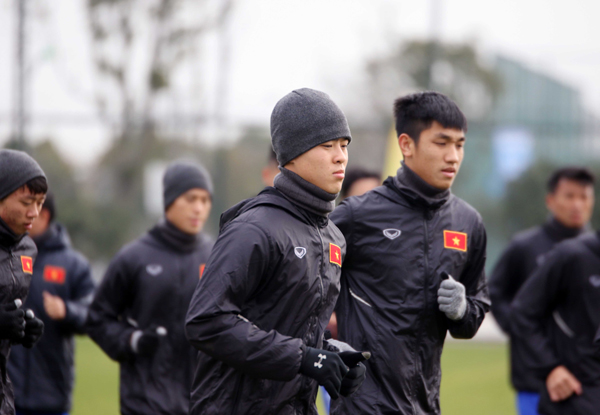 U23 Việt Nam bịt khẩu trang, uống trà gừng chống cái rét 8 độ ở Trung Quốc U23 Việt Nam bịt khẩu trang, uống trà gừng chống cái rét 8 độ ở Trung Quốc